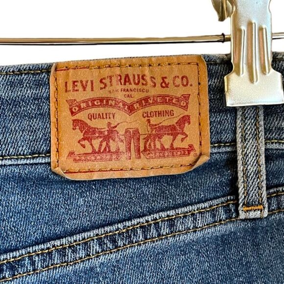 LEVI’s | 721 High-Rise Distressed Skinny Jeans (27) - Picture 4 of 4